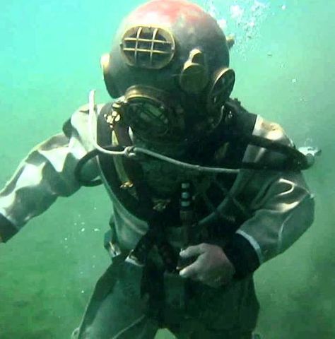 Mark 5 helmet underwater Deep Sea Diving Suit, Deep Sea Diver Art, Deep Sea Diving Helmet, Scuba Diver Costume, Diving Bell, Tailgating Snacks, Walking On The Moon, Diver Art, Navy Diver