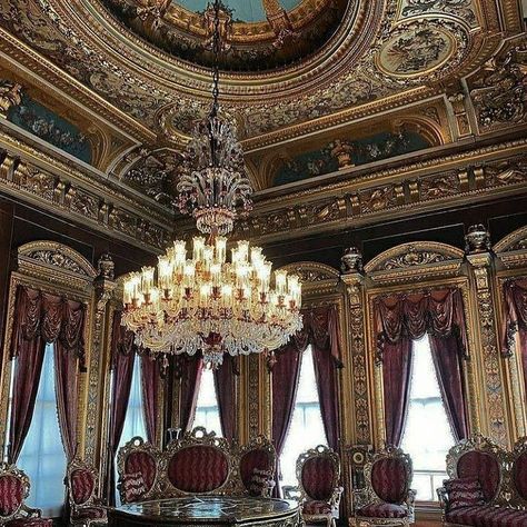 @eldoradoconstructionltd on Instagram: “MONDAY INSPIRATION Set a STANDARD A person without a standard can settle for anything. The same applies to a company without a…” Ottoman Architecture, Dolmabahçe Palace, Palace Interior, Monday Inspiration, Baroque Design, Museum Architecture, Large Chandeliers, Royal Palace, Classic Interior