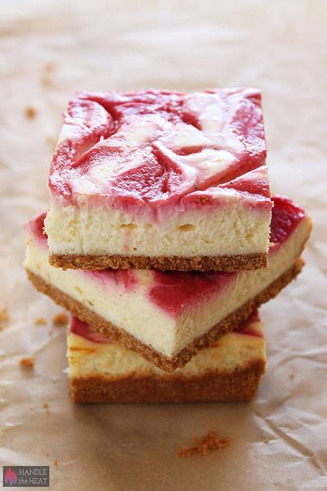 Vibrant Raspberry Lemonade Cheesecake Bars are PERFECT for summer. Lemonade Cheesecake, Mothers Day Desserts, Dessert Parfait, Handle The Heat, Cheesecake Bar Recipes, Best Cheesecake, Spring Desserts, Summer Dessert Recipes, Raspberry Lemonade