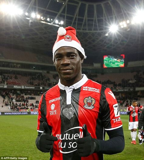 Football Christmas Pfp, Rare Football Photos, Christmas Football Wallpaper, Mario Balotelli Wallpaper, Pfp Soccer, Soccer Pfp, Cold Photos, Football Pfp, Why Always Me