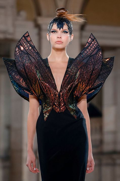 Tony Ward Couture, 2019 Couture, Geometric Fashion, Ralph Russo, Tony Ward, African Traditional Dresses, Futuristic Fashion, Fantasy Fashion, Elie Saab