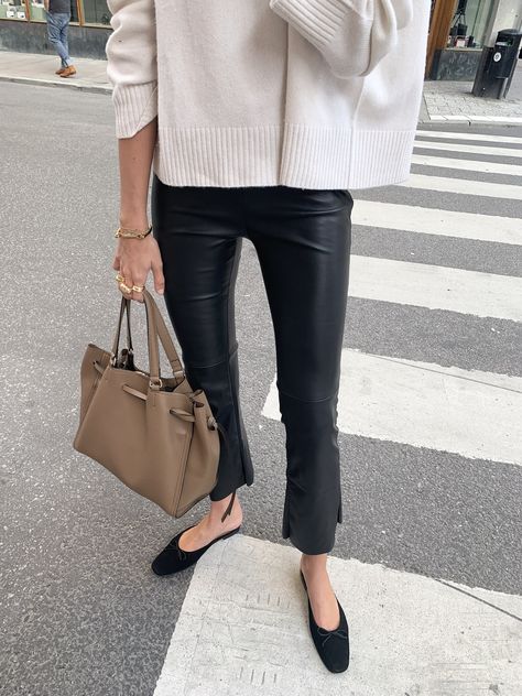 The Coolest Black Flats to Complete Your Fall Outfits Casual Chique Stijl, Minimalist Moda, Black Leather Pants, Mode Inspo, 가을 패션, Looks Style, Mode Inspiration, Work Fashion, Wearing Black