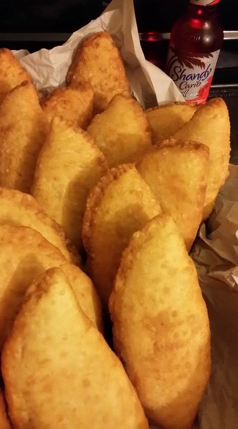 Aloo Pie Trini Appetizers, Guyanese Snacks, Bread Puffs, Aloo Pie, Trinidad Food, Guyanese Recipes, Processor Recipes, Trinidad Recipes, Fried Bread