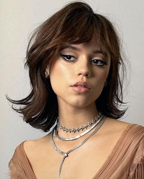 jenna ortega daily on Twitter: "her facecard is unreal https://t.co/mcxbAzAFgX" / Twitter Jenna Ortega Hairstyles, Jenna Ortega Short Hair, Jena Ortega, Addams Familie, Copper Red Hair, Jen Jen, Oh My Goddess, Doe Eyes, Mia 3