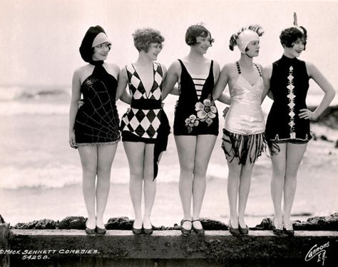 Marion McDonald (R) with other Sennett Bathing Beauties. Style Année 20, Vintage Bathing Suits, Vintage Swim, Look Retro, Vintage Swimwear, Vintage Swimsuits, Roaring Twenties, Photo Vintage, 1920s Fashion