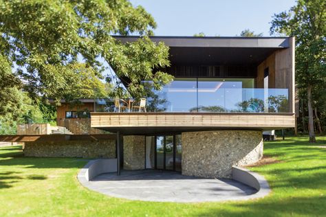 Grand Designs UK, 2015. Cantilever home, Isle of Wight. Wood Siding House, Grand Designs Uk, Grand Designs Houses, Ultra Modern Homes, Case Study Houses, Houses Plans, Modern Properties, Patio Roof, House Siding