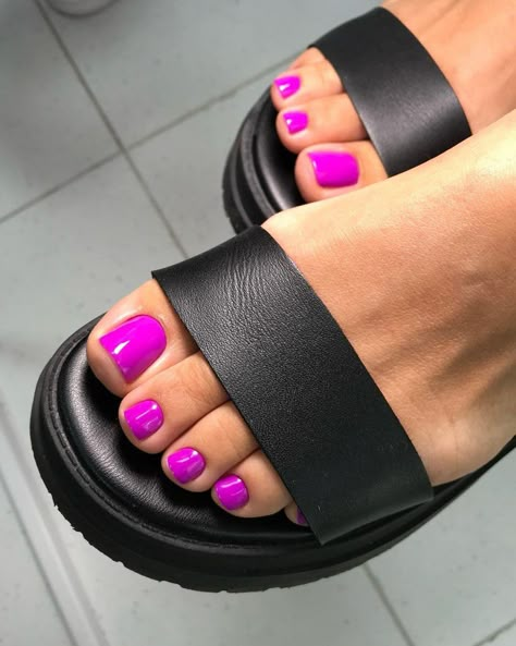 Summer Pedicure Trends: A Fresh Look for Your Toes 25 Ideas Pedicure Toe Nails Summer, Lavender Toe Nails Design, Toe Nails Color Ideas, Beach Pedicure Ideas Toenails, Bright Pedicure Ideas, Best Toe Nail Color Summer, Chrome Pedicure Toenails, Pedicure Color Ideas, Summer Toenail Colors