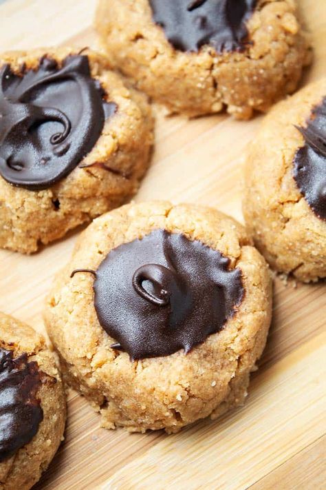 Keto Peanut Butter Blossoms, Peanut Butter Blossoms Recipe, Keto Christmas Cookies, Keto Holiday Recipes, Keto Peanut Butter Cookies, Keto Chocolate Chip Cookies, Low Carb Peanut Butter, Sugar Free Recipes Desserts, Classic Cookies Recipes