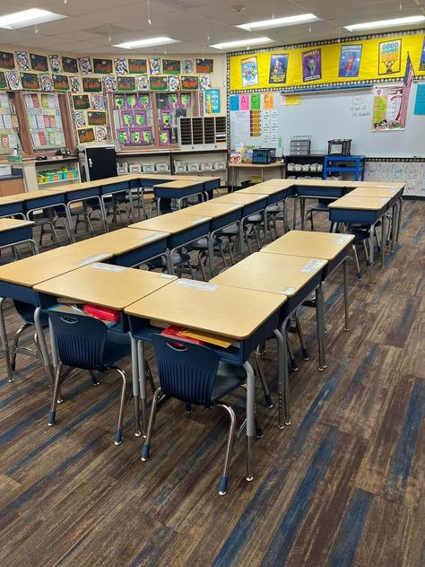 Classroom Configurations Student Desks, 2nd Grade Desk Arrangement, Desk Arrangements For 25 Students, Small Classroom Desk Arrangement, Male Elementary Teacher Classroom, First Grade Desk Arrangement, Classroom Seating Arrangements Desks Elementary, Middle School Desk Arrangements, Small Group Table Set Up Classroom