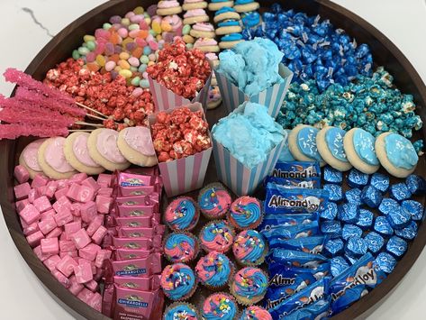 Dessert Bar Gender Reveal, Gender Reveal Cheese Board, Gender Reveal Blue And Pink Theme, Charcuterie Board Ideas Gender Reveal, Gender Real Food Ideas, Gender Reveal Ideas Snacks, Gender Reveal Foods Snacks, Pink And Blue Charcuterie Board, Charcuterie Board For Gender Reveal