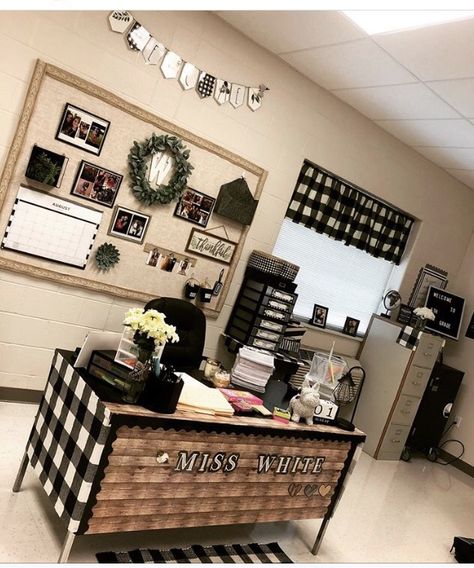 Teacher Desk Decorations, Agriculture Education Classroom, Agriculture Classroom, Teacher Desk Areas, Classroom Corner, Teach Ag, English Classroom Decor, Classroom Decor Middle, High School English Classroom