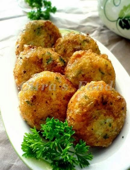 Perkedel Kentang (Indonesian style potato patties) #Indonesiancuisine #perkedel #potatopatties #sidedish Singapore Recipes, Indonesian Recipes, Malaysian Cuisine, Potato Patties, Indonesian Cuisine, Turkish Food, Singapore Food, Dutch Recipes, Malaysian Food