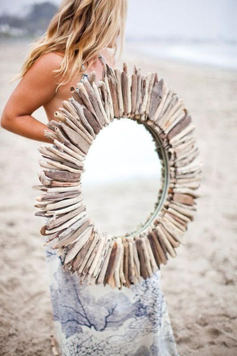 Do It Yourself Decoration, Bedroom Beach House, Driftwood Mirror, Hamptons Decor, Driftwood Ideas, Driftwood Projects, Driftwood Decor, Beach Room, Beachy Decor