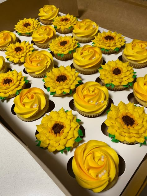 Beautiful sunflower cupcakes made with buttercream. Sunflower Birthday Party Food Ideas, 30th Birthday Sunflower Theme, Simple Sunflower Cupcakes, Sunflower Themed Cupcakes, Sunflower Themed Treats, Cupcakes With Flower Decoration, Sun Flower Cupcakes Ideas, Graduation Sunflower Theme, Sunflower Pull Apart Cupcakes