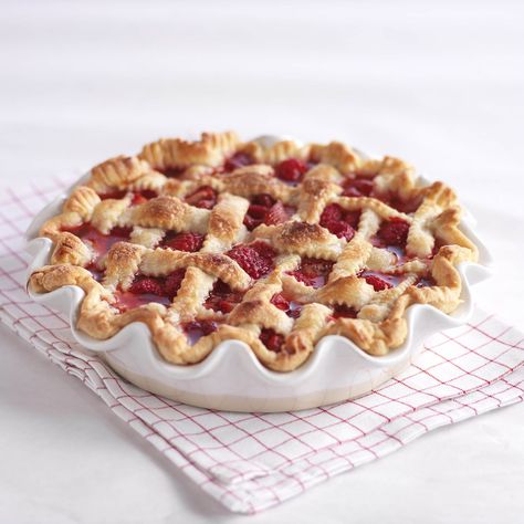 Sweet Driscoll's berries are encased in a golden, lattice topped crust in our Stawberry Raspberry Pie for a memorable treat. Mixed Berry Recipes, Raspberry Pie Recipe, Lattice Pie, Hand Pie Recipes, Raspberry Pie, Raspberry Recipes, Berry Dessert, Berry Pie, Berries Recipes