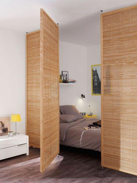 Des cloisons très déco. Cloins 3 en 1 Ennea en pin. 100x240/250. 99,90€ Castorama #homedecoraccessories Design Ložnic, Diy Room Divider, Deco Studio, Decor Studio, Vintage Room Decor, Apartment Layout, Small Apartment Decorating, Bedroom Closet, Apartment Decor Inspiration