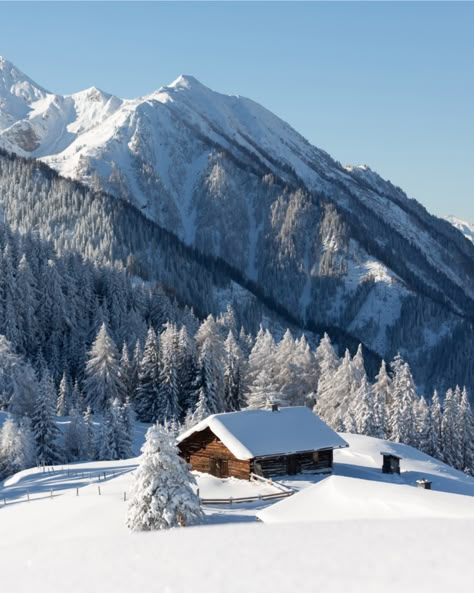 Snow Cabins, Snowy Log Cabin, Fancy Buildings, Winter Houses, Fever Symptoms, Snow Cabin, Winter Landscape Photography, Snowy Cabin, Mountain Trekking