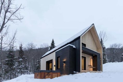 Cargo Architecture completes this fascinating Scandinavian-inspired holiday home in Quebec Scandinavian House Exterior, Modern Mountain Cabin, Scandinavian Modern House, Wood House Design, Modern Wooden House, Contemporary Cabin, Scandinavian Architecture, Scandinavian Style Home, Modern Mountain