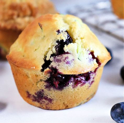 Zucchini Applesauce Muffins, Blueberry Zucchini Muffins, Easy Microwave Recipes, Best Frozen Meals, Zucchini Recipes Dessert, Beef Recipe Instant Pot, Quick Baking, Easy Steak Recipes, Berry Muffins