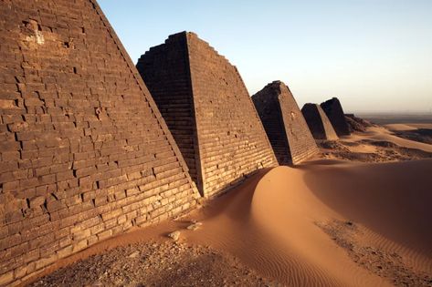 Ancient Nubia, Pyramids Egypt, Ancient Pyramids, Ancient Kingdom, Egyptian Pyramids, Ancient Mysteries, Art Antique, Lost City, Ancient Architecture