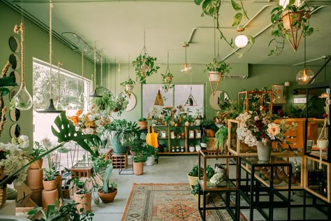 Retro Plant Shop, Vietnam Flower Market, Flowershop Aesthetic Exterior, Industrial Coffee Shop, Flower Shop Design, Green Interior Design, Retail Concepts, Flower Store, Interior Design Themes