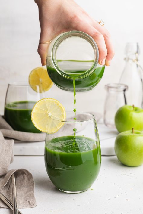 Green Blender Juice (How to Make Juice Without a Juicer) Juice In A Blender, Juice Without A Juicer, How To Make Juice, Blender Juice, Easy To Make Breakfast, Homemade Juice, Nut Milk Bag, Green Veggies, Blender Bottle