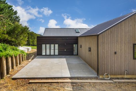 Macrocarpa and cedar cladding with powdercoated aluminium feature Stria Cladding, Exterior House Renovation, Cedar Cladding, House Exteriors, House Renovation, Exterior House, House Exterior, Light Colors, Siding