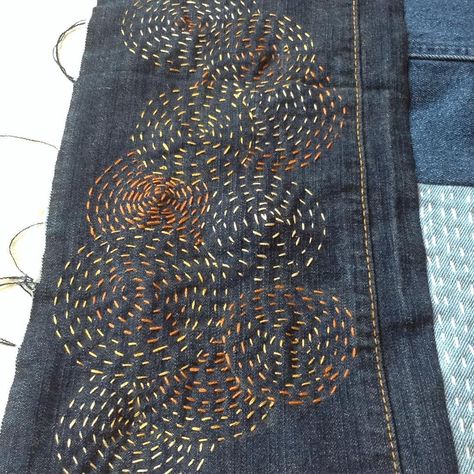 Charlott on Instagram: “Good morning. A bit of slow stitching before I start cleaning. #slowstiching #borostyle #circles #embroidery #runningstitch #denim…” Sashiko On Clothing, Shashiko Embroidery Denim, Sashiko Circles, Circles Embroidery, Sashiko Ideas, Sashiko Jeans, Japanese Stitching, Sashiko Projects, Sashiko Jacket