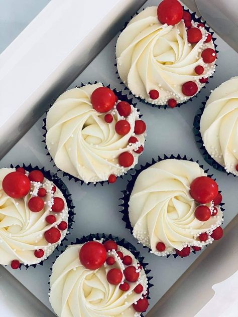 White And Red Cupcakes, Red Cupcakes Ideas, Christmas Cupcakes Elegant, Red Black And White Cupcakes, Red Velvet Cupcake Decorating Ideas, Red And White Cupcakes, Elegant Christmas Cupcakes, Classy Cupcakes, Valentines Cupcakes Decoration