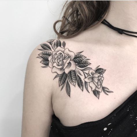 Shoulder tattoo. Rose Tattoo American Traditional, Clavicle Tattoo, Tattoo Roses, Collarbone Tattoo, Small Shoulder Tattoos, Tatoo Inspiration, Flower Tattoo Drawings, Tattoo Back, Flower Tattoo Back