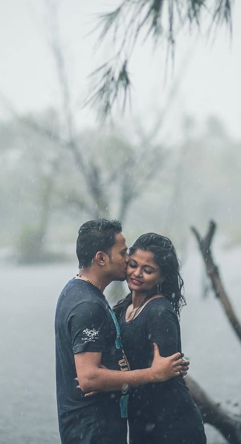 Love Story Shot - Bride and Groom in a Nice Outfits. Best Locations WeddingNet #weddingnet #indianwedding #lovestory #photoshoot #inspiration #couple #love  #destination #location #lovely #places  FOLLOW OUR INSTAGRAM @WEDDINGNET Rain Couple Photography, Couple In Rain Romantic, Dance Rain, Hot Kiss Couple, Couple Rain, Bengali Couple, Couple In Rain, Beauty And The Beast Movie, Couple Romantic