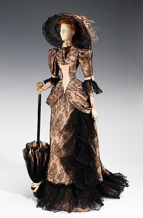 1892 Doll by Germaine Lecomte (metal, plaster, hair, silk, wood, horse hair, feathers), 1949. MMA Era Victoria, 1890s Fashion, 1800s Fashion, 19th Century Fashion, Period Outfit, Old Dresses, Victorian Clothing, Antique Dress, Retro Mode