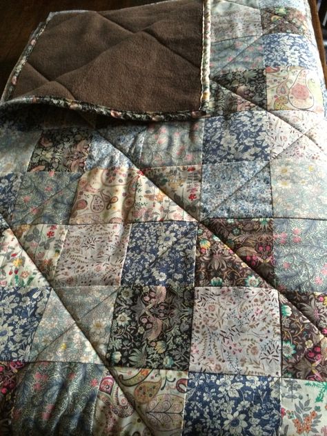 The fabric! Liberty Quilts Patchwork, Colonial Quilts, Quilt Diy, Liberty Quilt, Patchwork Diy, Baby Patchwork Quilt, Cocoppa Wallpaper, Patchwork Blanket, Patchwork Baby