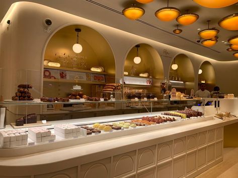 Bakery Shop Aesthetic, Bakery Showcase, Luxury Bakery, Chocolate Store Design, Chocolate Store, Chocolate Stores, Bakery Display, Dessert Shop, Bakery Shop