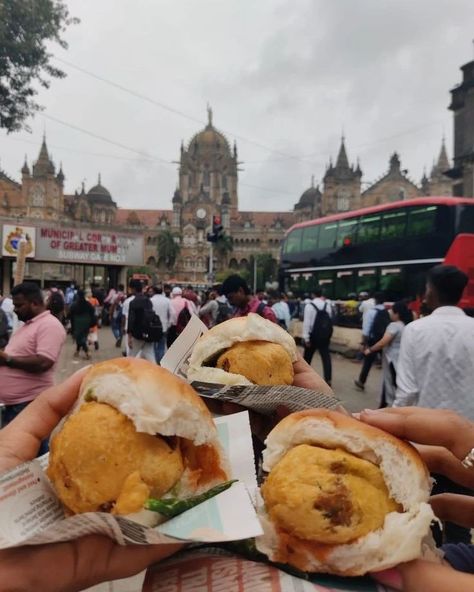 Mumbai . . . . . . . . . . #mumbaikar #mumbai #mumbaiblogger #mumbailove #mumbaiganpati #mumbaifoodie #mumbaiindians #mimbaimerijaan #vlog #vlogger #traveling #travelgram #travel #instatravel #instagram #explore #amaan_khan7052 Mumbai Street Food Snap, Csmt Mumbai Aesthetic, Mumbai Food Snap, Mumbai Morning Snap, Mumbai Instagram Stories, Mumbai City Snapchat, Mumbai Snapchat, Mumbai Vibes, Mumbai Places