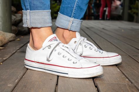 No Show Socks That Actually Won't Slip Off Cleaning White Converse, Clean White Canvas Shoes, What To Wear With Converse, Outfit Ideas Boots, How To Clean White Sneakers, Cleaning Sneakers, Casual Work Shoes, Baskets Converse, Taylor Schilling