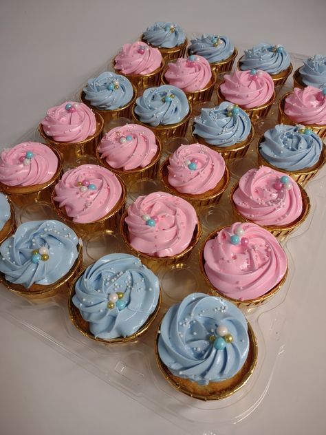 Gender reveal cupcakes Cupcakes For Gender Reveal Party, Gender Reveal Sweets, Cupcake Gender Reveal, Cupcake Gender Reveal Ideas, Gender Reveal With Cupcakes, Gender Reveal Cupcake Ideas, Gender Reveal Cupcakes Filling, Gender Reveal Dessert Table, Gender Reveal Cupcake Ideas Pink Blue