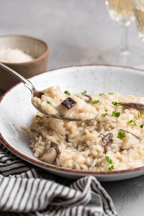 This rich and creamy mushroom risotto recipe is made with risotto rice, Parmesan cheese, brandy, and mushrooms. It’s the ultimate comfort food meal, and our easy risotto recipe makes it simple to prepare! Risotto Mushroom, Creamy Mushroom Risotto, Vegetarian Rice, Easy Risotto, Risotto Recipes Easy, Winter Dinners, Seafood Risotto, Mushroom Risotto Recipes, Butternut Squash Risotto