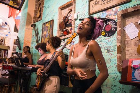 Afro Cuban Aesthetic, Bar Tender Aesthetic Women, Vintage Cuba Aesthetic, Havana Cuba Aesthetic, Havana Vieja, Cuba Culture, Cuban Women, Vintage Cuba, Cuban Music