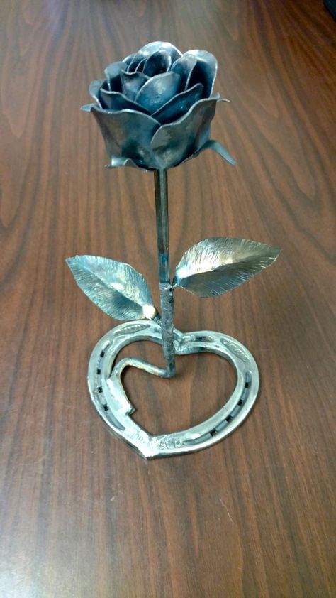 My first attempt at metal roses. Rose Welding Art, Romantic Welding Projects, Welding Art Flowers, Welded Rose Metal Flowers, Metal Roses Diy, Cute Welding Projects For Girlfriend, Welding Projects Flowers, Simple Welding Projects Ideas, Flower Welding Projects