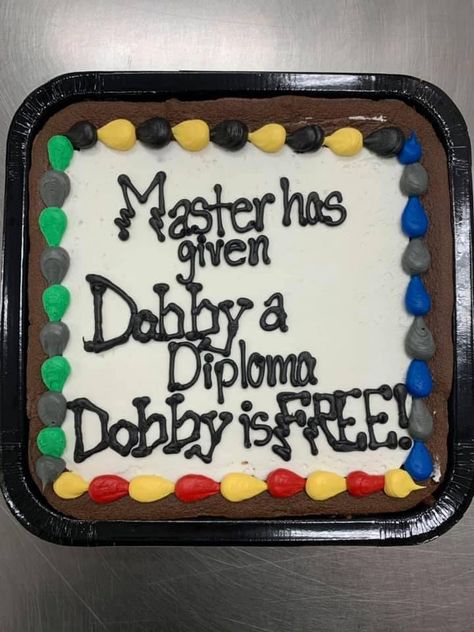 Funny Grad Cakes, Funny Graduation Cake Ideas, Graduation Cake Aesthetic, Graduation Cookie Cake, Colossal Cookies, High School Graduation Cakes, Cake Meme, Grad Cakes, Bday Stuff