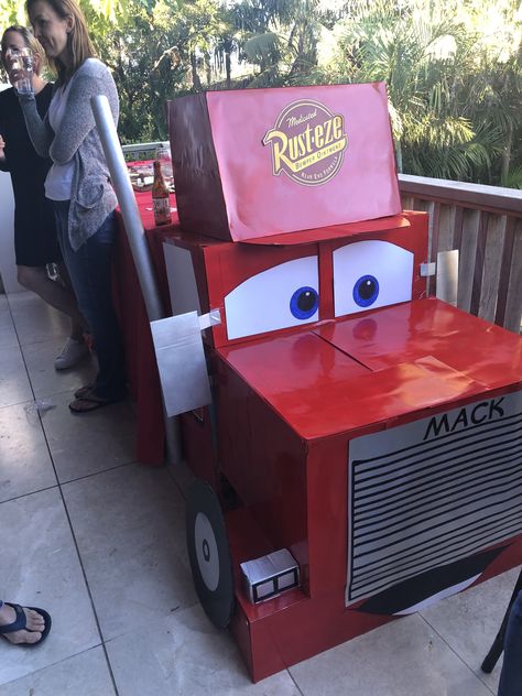 Mack truck table Cars Mack Truck Diy, Mcqueen Party, Car Cake Tutorial, Cars Pixar, Disney Cars Party, Cars Birthday Party Disney, Car Themed Parties, Monster Trucks Birthday Party, Cars Theme Birthday Party