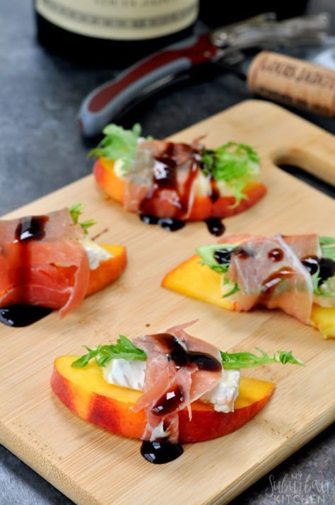 Peach Brie Prosciutto, Peach Brie, Peach Appetizer, August Food, Vacation Recipes, Hors Devours, Suburban Kitchen, Pairing Ideas, Crostini Appetizers