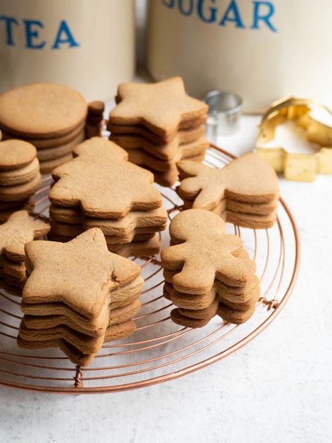 Ginger Biscuits Christmas, Xmas Gingerbread Cookies, Gingerbread Biscuits Recipe, Xmas Biscuits Recipe, Christmas Biscuit Ideas, Christmas Biscuits Gift, Ginger Christmas Cookies, Christmas Biscuits Decorated, Ginger Shortbread Cookies