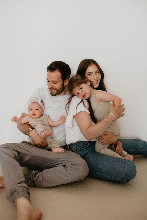 Family Modern Photoshoot, Life Style Photography Family, Loungewear Family Photos, Family Photos Minimalist, Cozy Studio Family Photoshoot, White Wall Family Photo Shoot, Family Picture Ideas Indoor, Self Family Portraits, Simple Family Studio Photoshoot