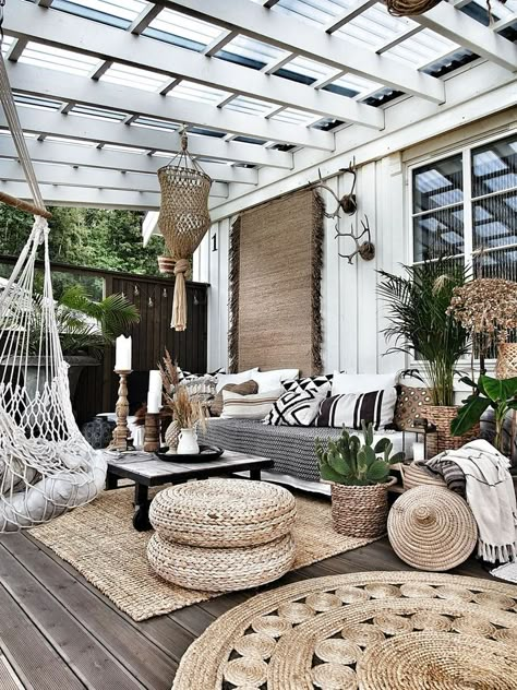 Huiskamergevoel creëren door bij het inrichten van je overkapping ook gezellig wat planten te gebruiken Boho Sisustus, Bohemian Patio, Interior Boho, Boho Patio, Back Deck Decorating, Boho Outdoor, Patio Inspiration, Patio Decorating Ideas On A Budget, Deck Decorating Ideas On A Budget