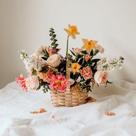 Spring Flower Basket, Wildflower Basket Arrangement, Spring Flower Baskets Arrangements, Easter Basket Flower Arrangements, Floral Arrangement In Basket, Basket Flower Centerpieces, Picnic Basket Flower Arrangement, Basket Arrangements Floral, Flower Arrangements Basket