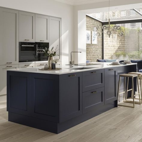 Howdens on Instagram: “Are you a fan of our new Chilcomb Navy and Chilcomb Pebble? 🙌 Why not use both to create an on-trend space.  #Howdens #KitchenGoals…” Navy Kitchen, Open Plan Kitchen Dining Living, Open Plan Kitchen Dining, Open Plan Kitchen Living Room, Kitchen Dining Living, Contemporary Kitchen Design, Kitchen Room Design, Kitchen Inspiration Design, Kitchen Fittings