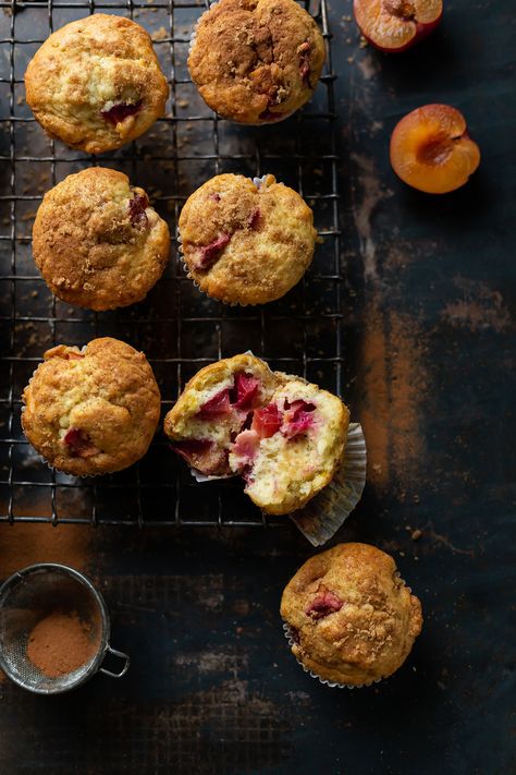 Easy plum muffins with a hint of lemon & cinnamon recipe #baking #recipe #muffins Plum Muffins, Apricot Muffins, Plum Torte, Braised Leeks, Moody Style, Plum Recipes, Baking Lessons, Apple Cinnamon Muffins, Plum Jam