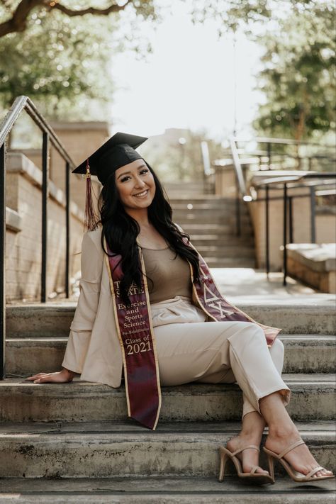 College Graduation Photo Outfit Ideas, Poses For Graduation Pictures, Graduate Portraits, Photo Poses For Graduation, Graduation Poses For Females, Outfit Ideas For Graduation Pictures, Photoshoot For Graduation, Grad Photography Poses, Grad Session Poses